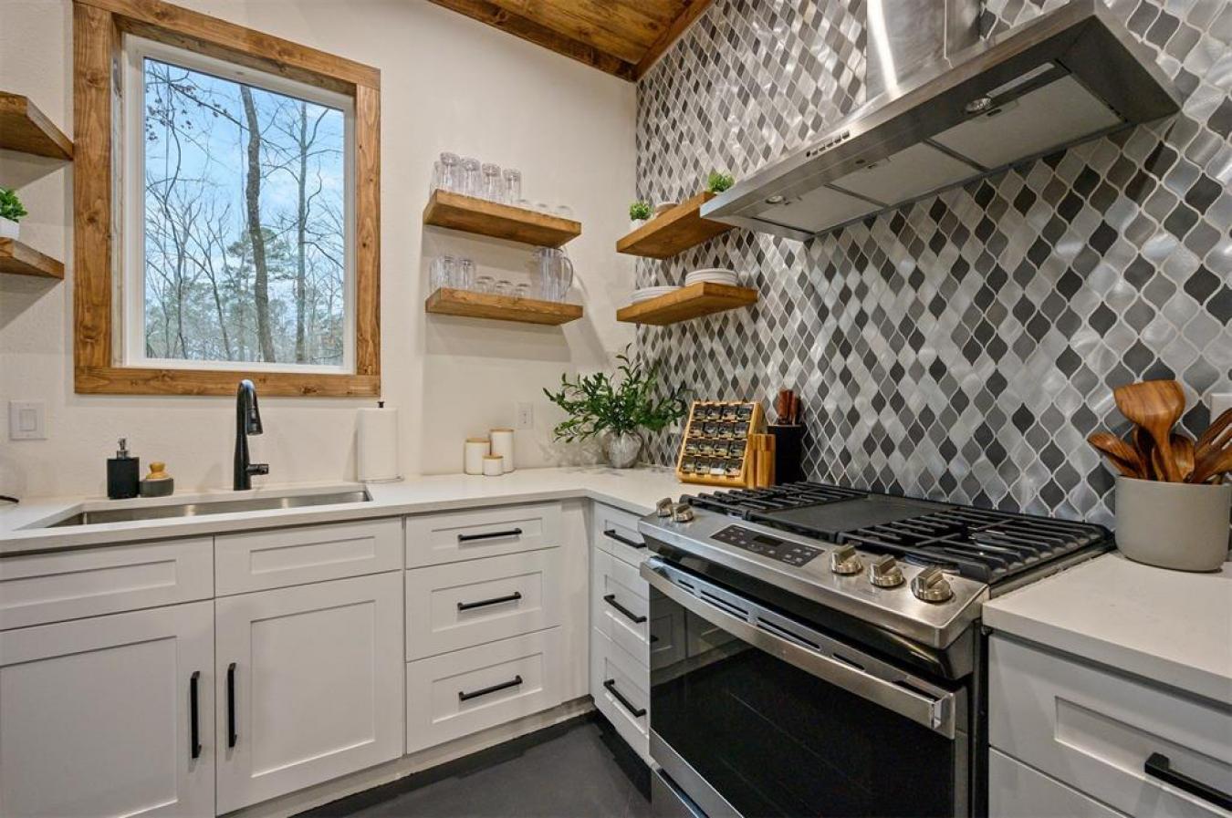 Broken Bow, McCurtain, 74728, United States, 2 Bedrooms Bedrooms, ,2 BathroomsBathrooms,Residential,For Sale,2009763