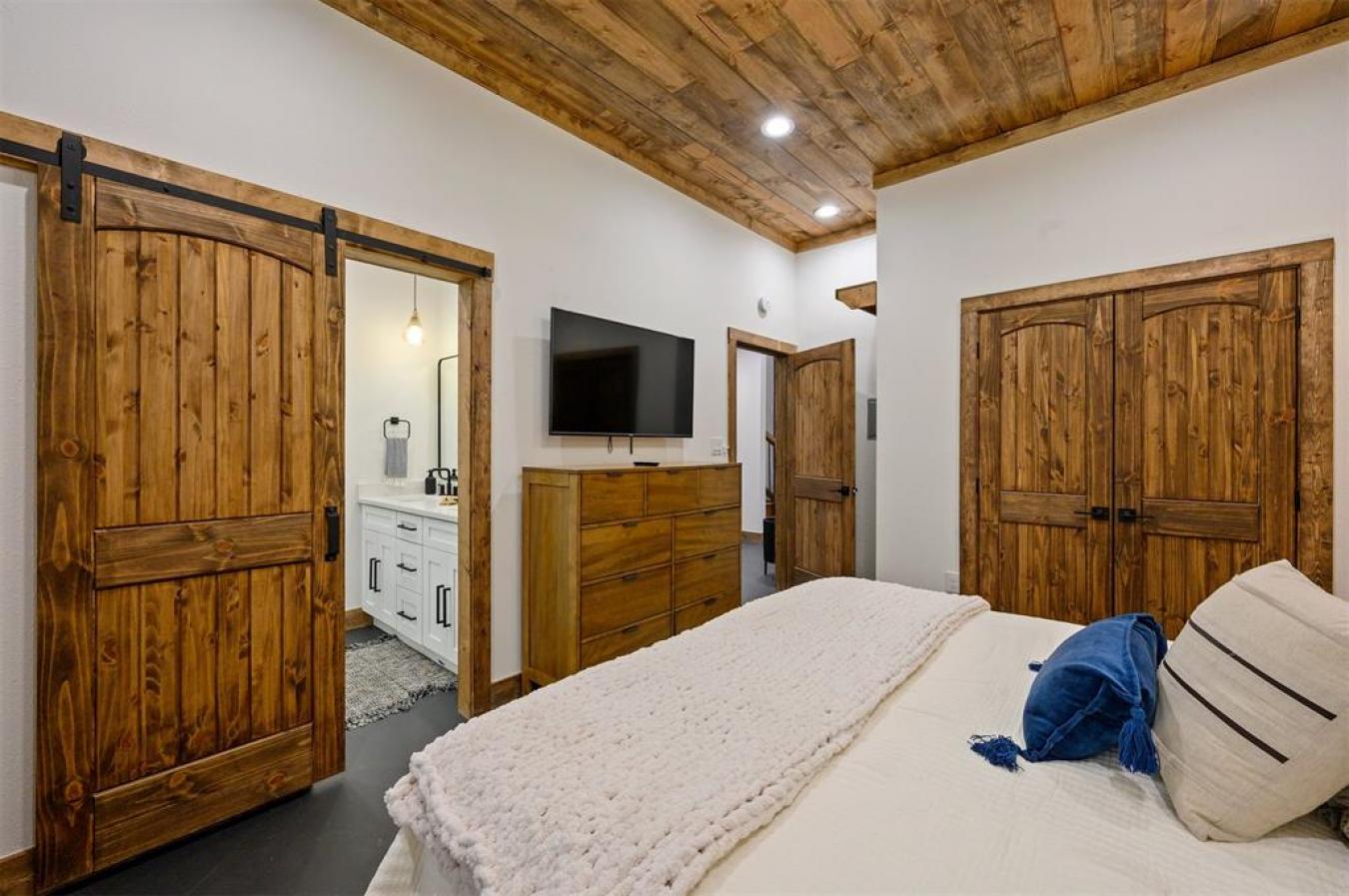 Broken Bow, McCurtain, 74728, United States, 2 Bedrooms Bedrooms, ,2 BathroomsBathrooms,Residential,For Sale,2009763