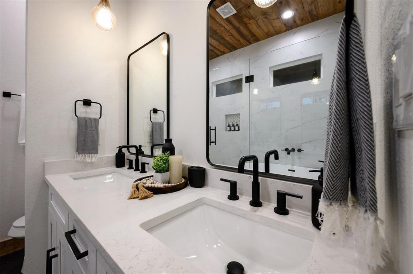 Broken Bow, McCurtain, 74728, United States, 2 Bedrooms Bedrooms, ,2 BathroomsBathrooms,Residential,For Sale,2009763