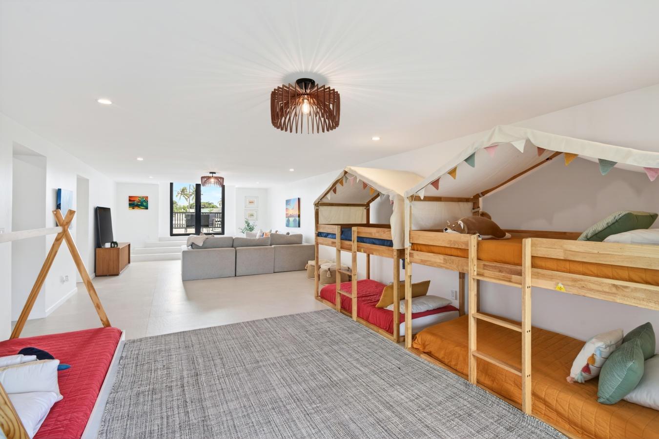 Kailua, Hawaii, 96734, United States, 7 Bedrooms Bedrooms, ,6 BathroomsBathrooms,Residential,For Sale,2010106