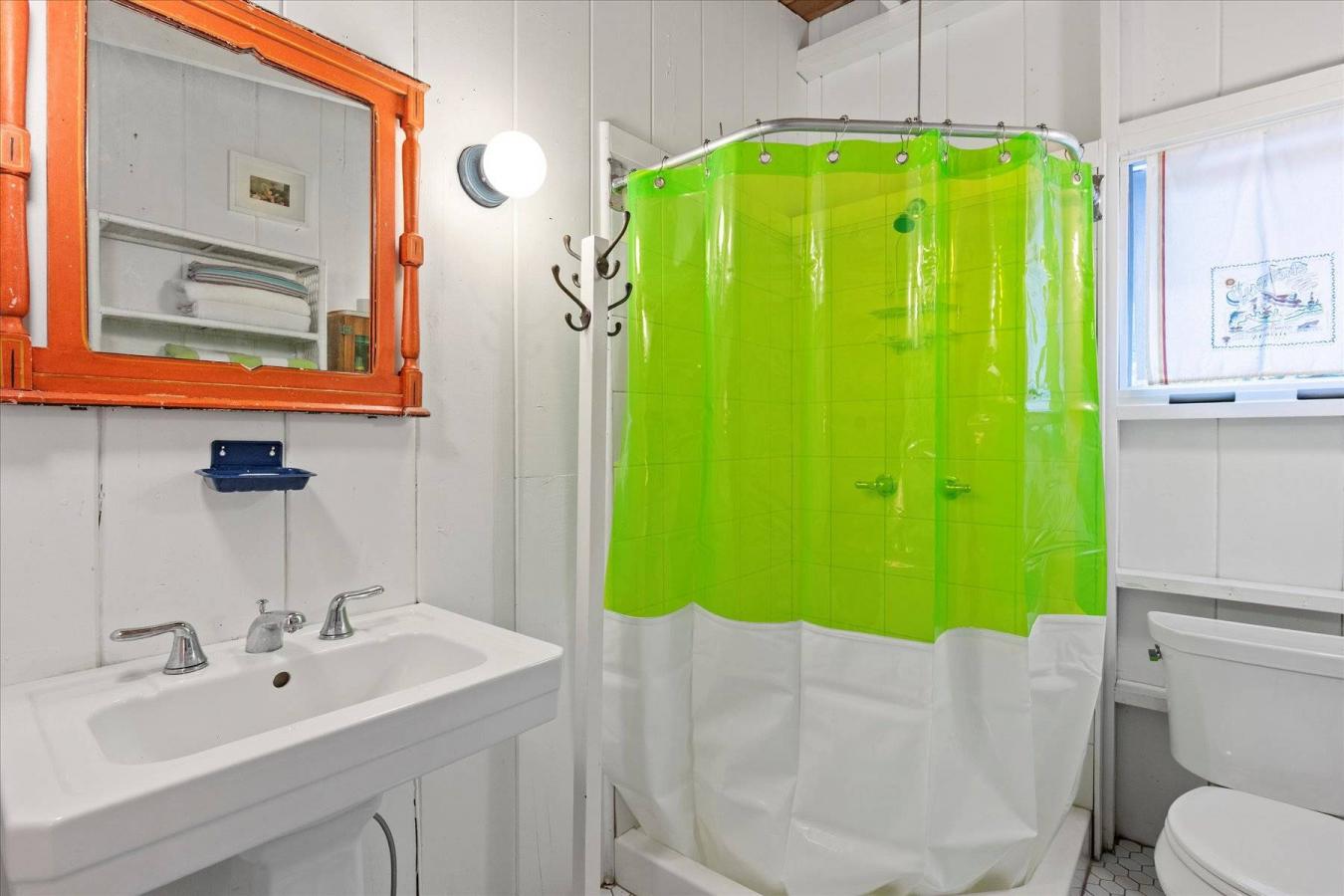 Springs, New York, 11937, United States, 2 Bedrooms Bedrooms, ,1 BathroomBathrooms,Residential,For Sale,2010081