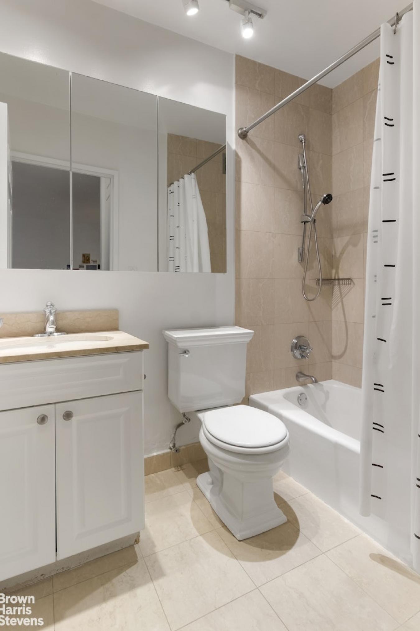 New York, New York, 10023, United States, 1 Bedroom Bedrooms, ,1 BathroomBathrooms,Residential,For Sale,2010461