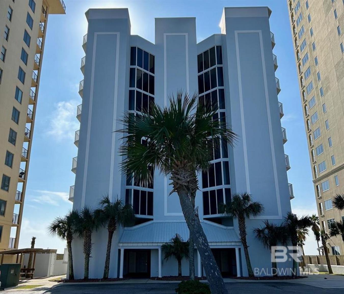 Great Price on this Extremely Clean and Well Maintained 1 Bedroom, 1 B – image 1