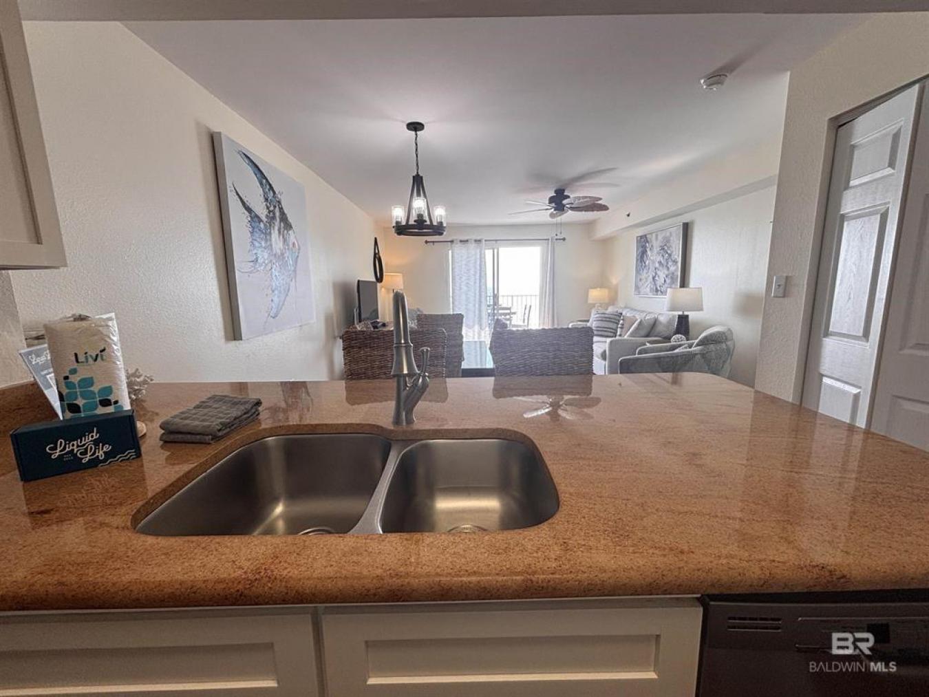 Great Price on this Extremely Clean and Well Maintained 1 Bedroom, 1 B – image 2