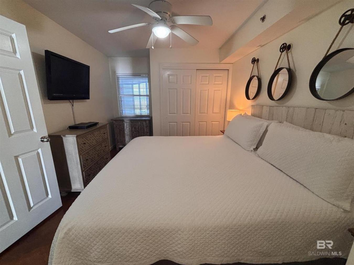 Great Price on this Extremely Clean and Well Maintained 1 Bedroom, 1 B – image 12