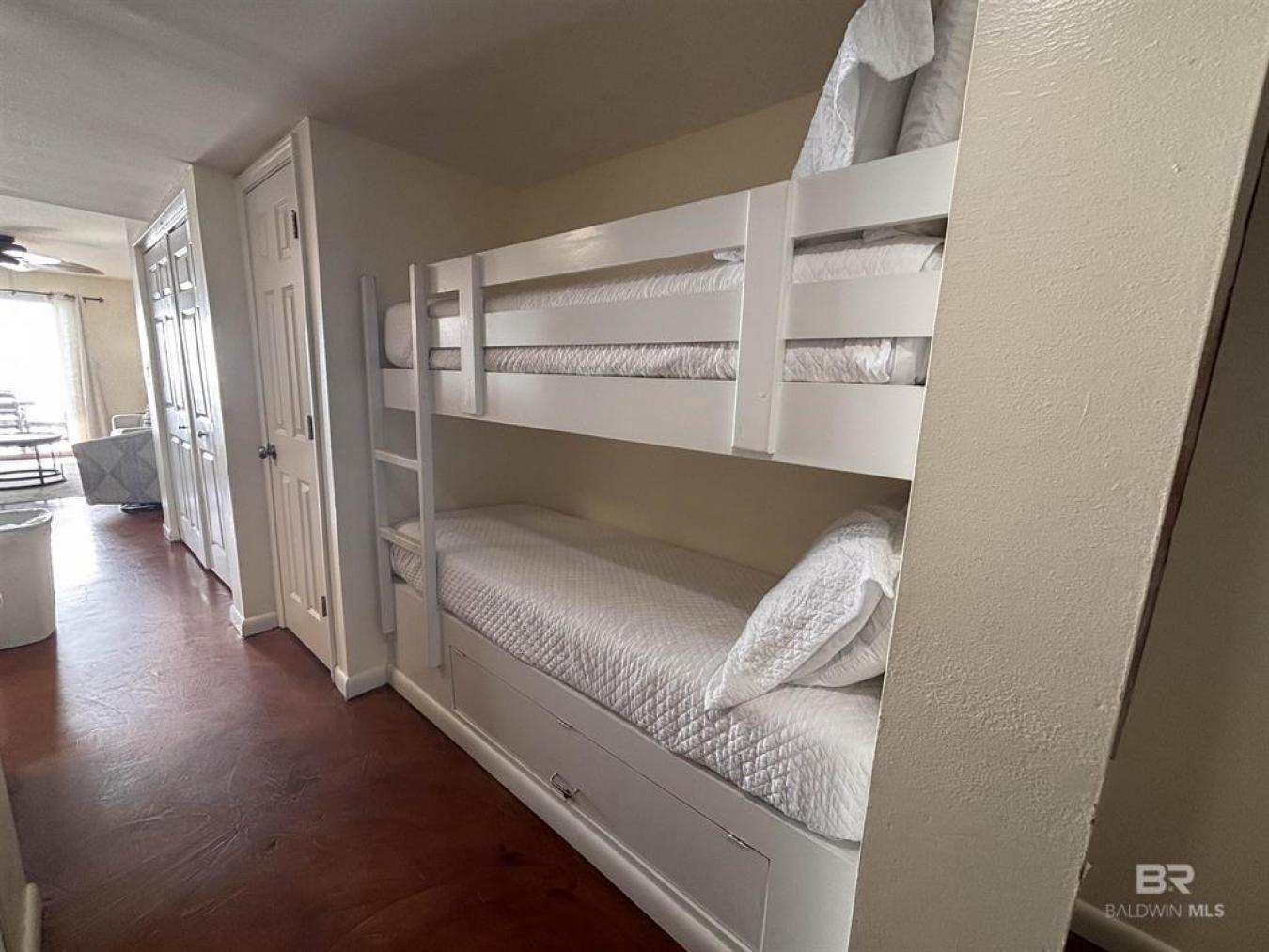 Great Price on this Extremely Clean and Well Maintained 1 Bedroom, 1 B – image 15