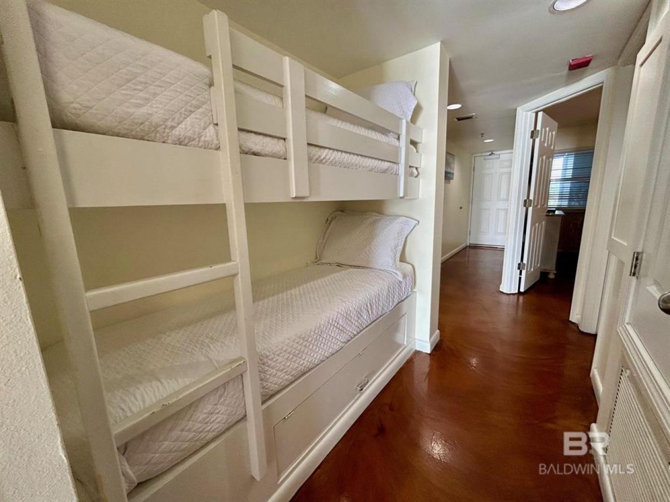 Great Price on this Extremely Clean and Well Maintained 1 Bedroom, 1 B – image 16