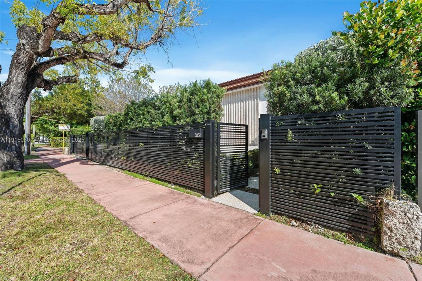 Miami Beach, Miami-Dade County, 33140, United States, ,Residential,For Sale,2011029