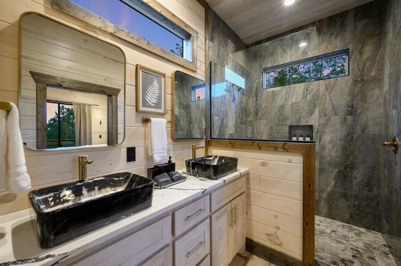 Broken Bow, McCurtain, 74728, United States, 5 Bedrooms Bedrooms, ,5 BathroomsBathrooms,Residential,For Sale,2011020