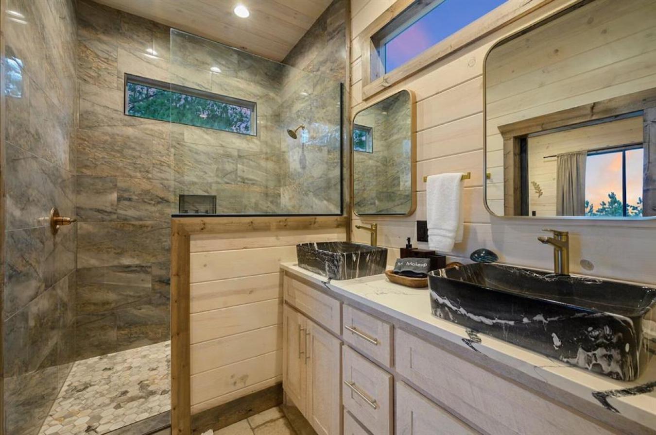 Broken Bow, McCurtain, 74728, United States, 5 Bedrooms Bedrooms, ,5 BathroomsBathrooms,Residential,For Sale,2011020