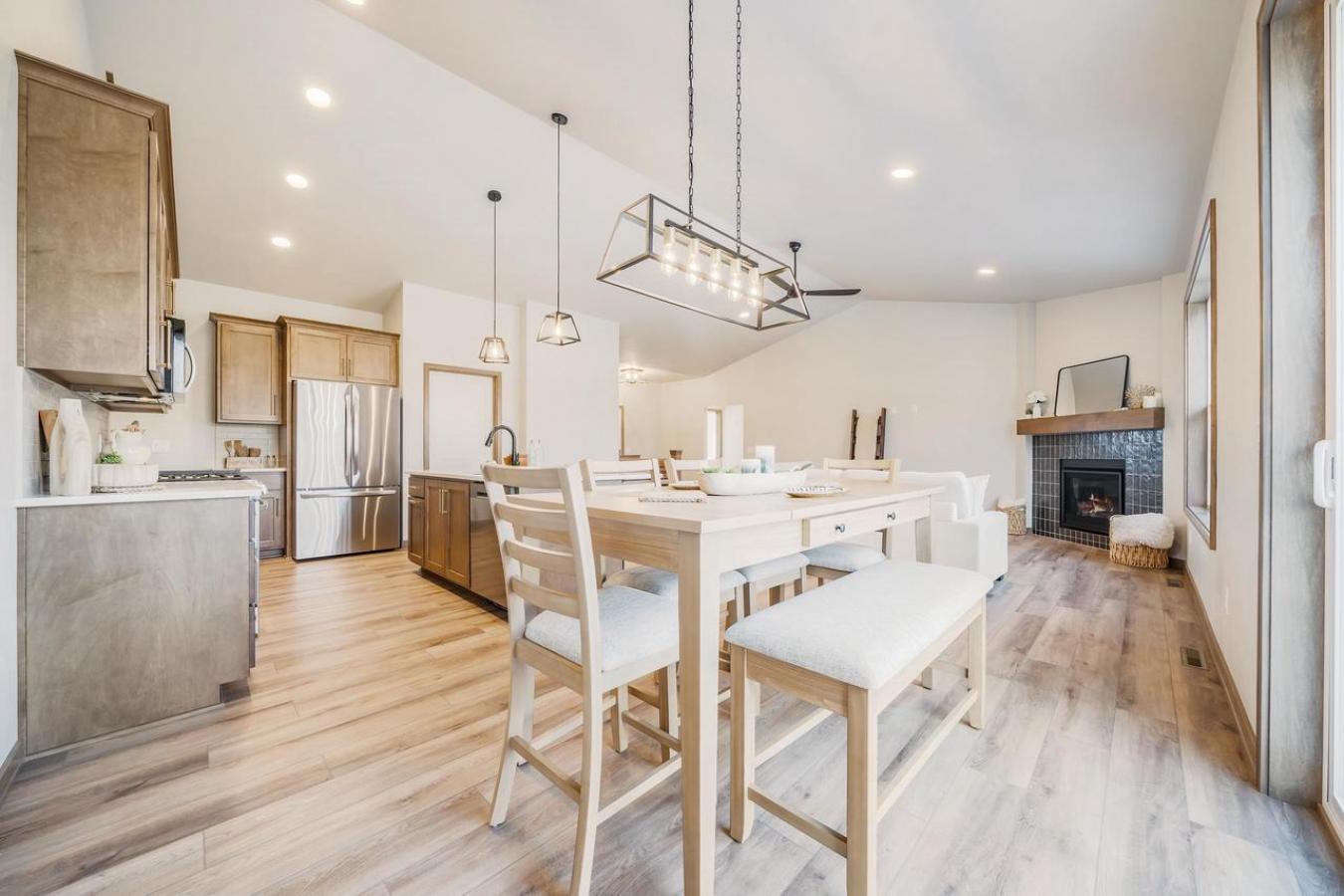 DE PERE, BROWN, 54115, United States, 5 Bedrooms Bedrooms, ,3 BathroomsBathrooms,Residential,For Sale,2011011