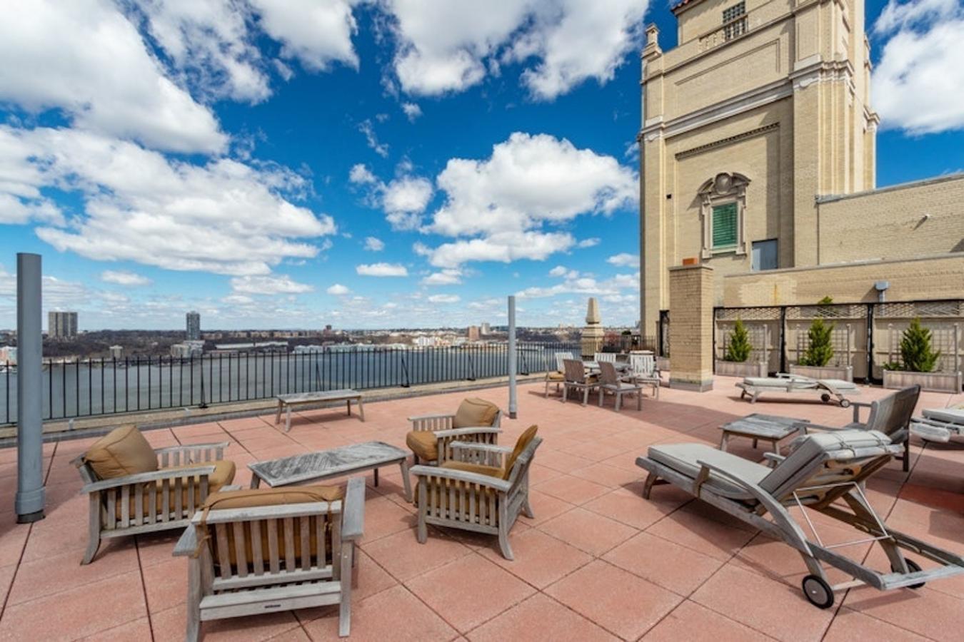 New York, New York, 10024, United States, 3 Bedrooms Bedrooms, ,2 BathroomsBathrooms,Residential,For Sale,2011170