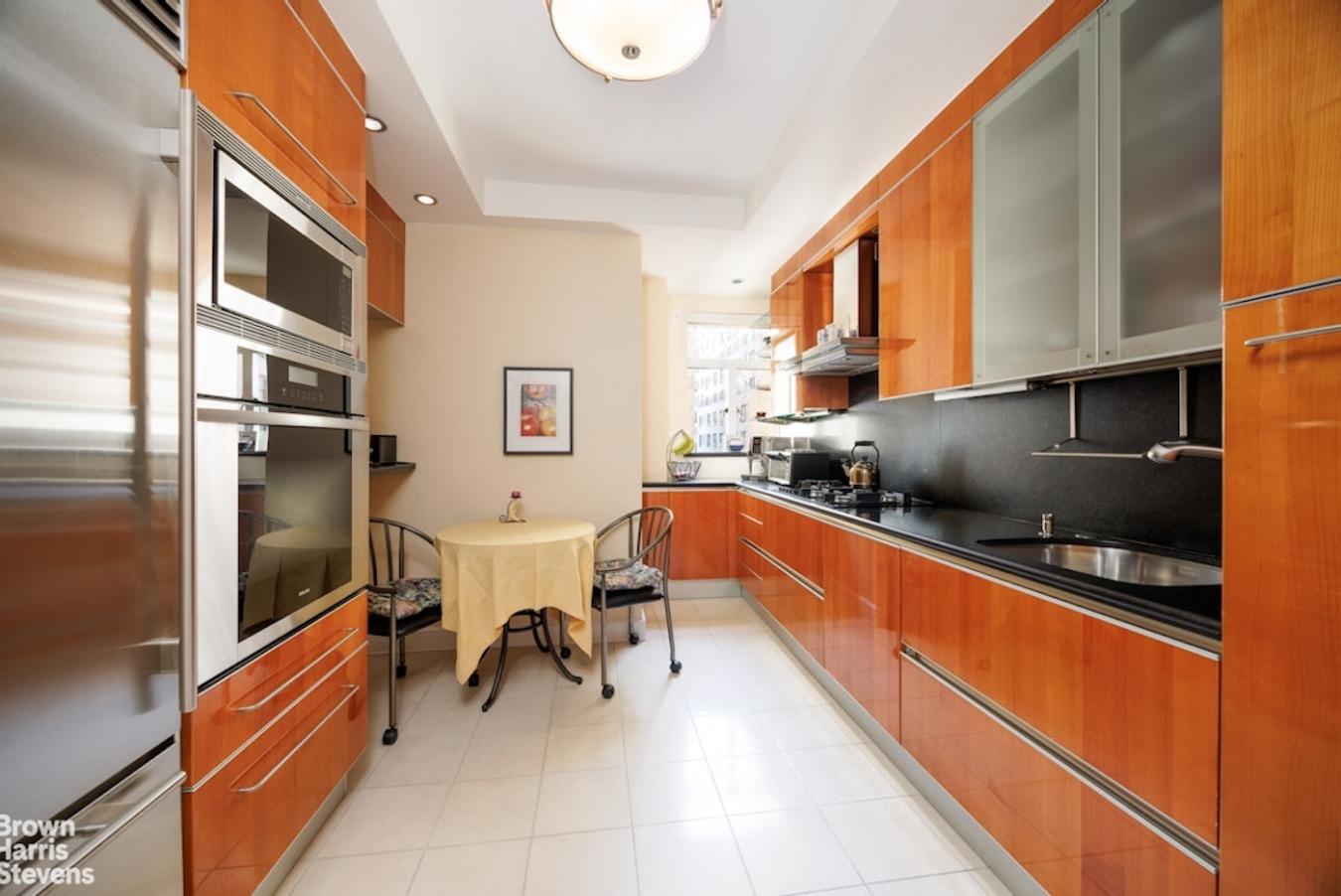 New York, New York, 10024, United States, 3 Bedrooms Bedrooms, ,2 BathroomsBathrooms,Residential,For Sale,2011170