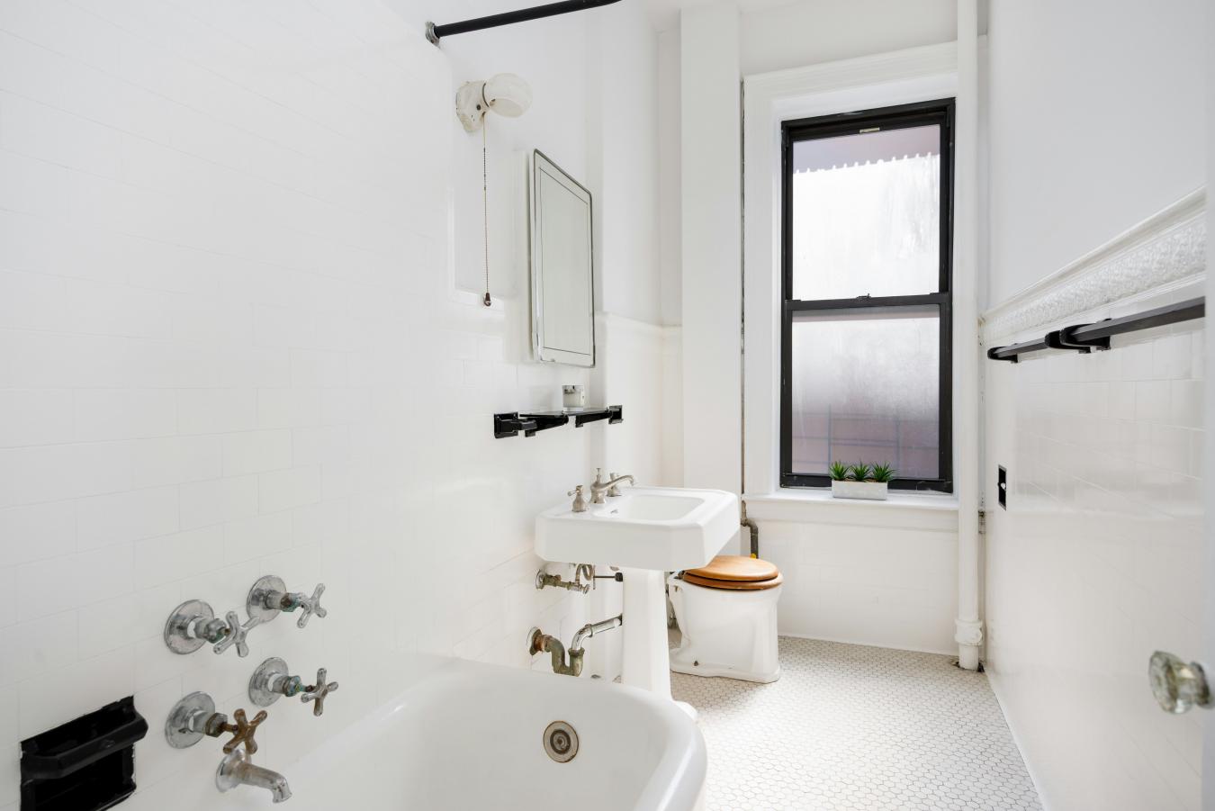 New York, New York, 10025, United States, 4 Bedrooms Bedrooms, ,2 BathroomsBathrooms,Residential,For Sale,2011162