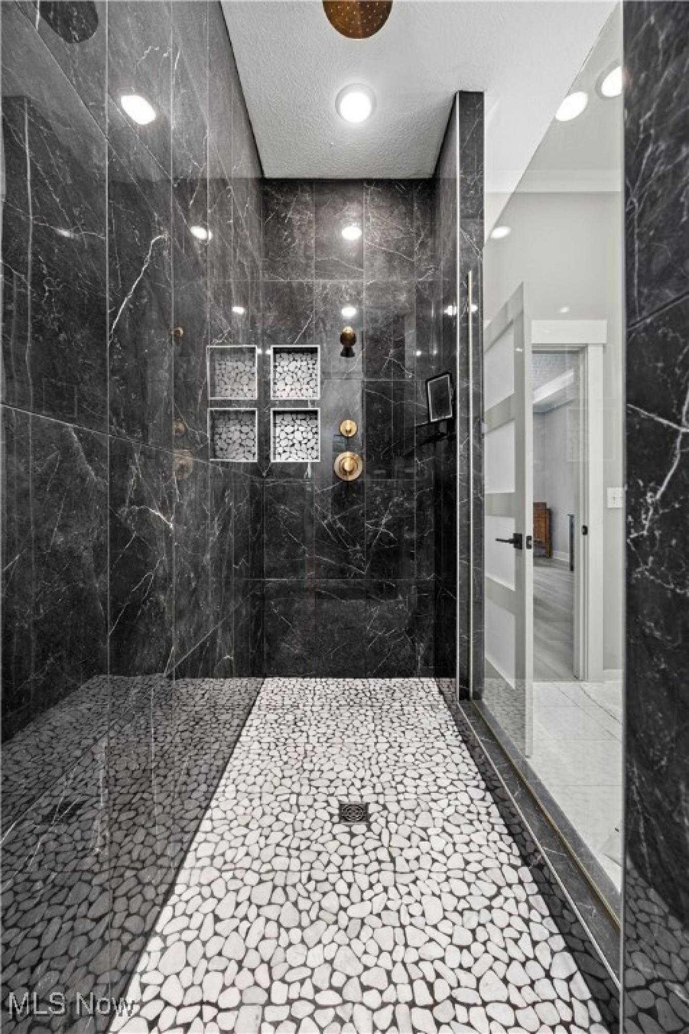 Medina, Medina, 44256, United States, 6 Bedrooms Bedrooms, ,4 BathroomsBathrooms,Residential,For Sale,2011810