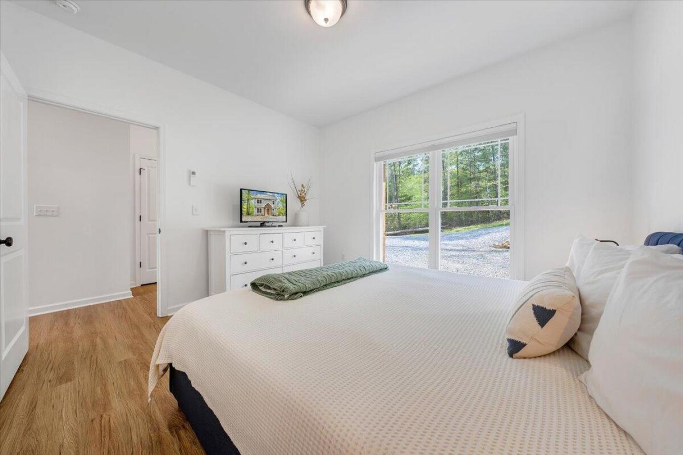 Goodview, Bedford County, 24095, United States, 4 Bedrooms Bedrooms, ,3 BathroomsBathrooms,Residential,For Sale,2011799