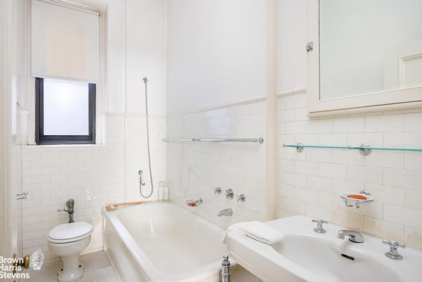 New York, New York, 10024, United States, 3 Bedrooms Bedrooms, ,2 BathroomsBathrooms,Residential,For Sale,2012409