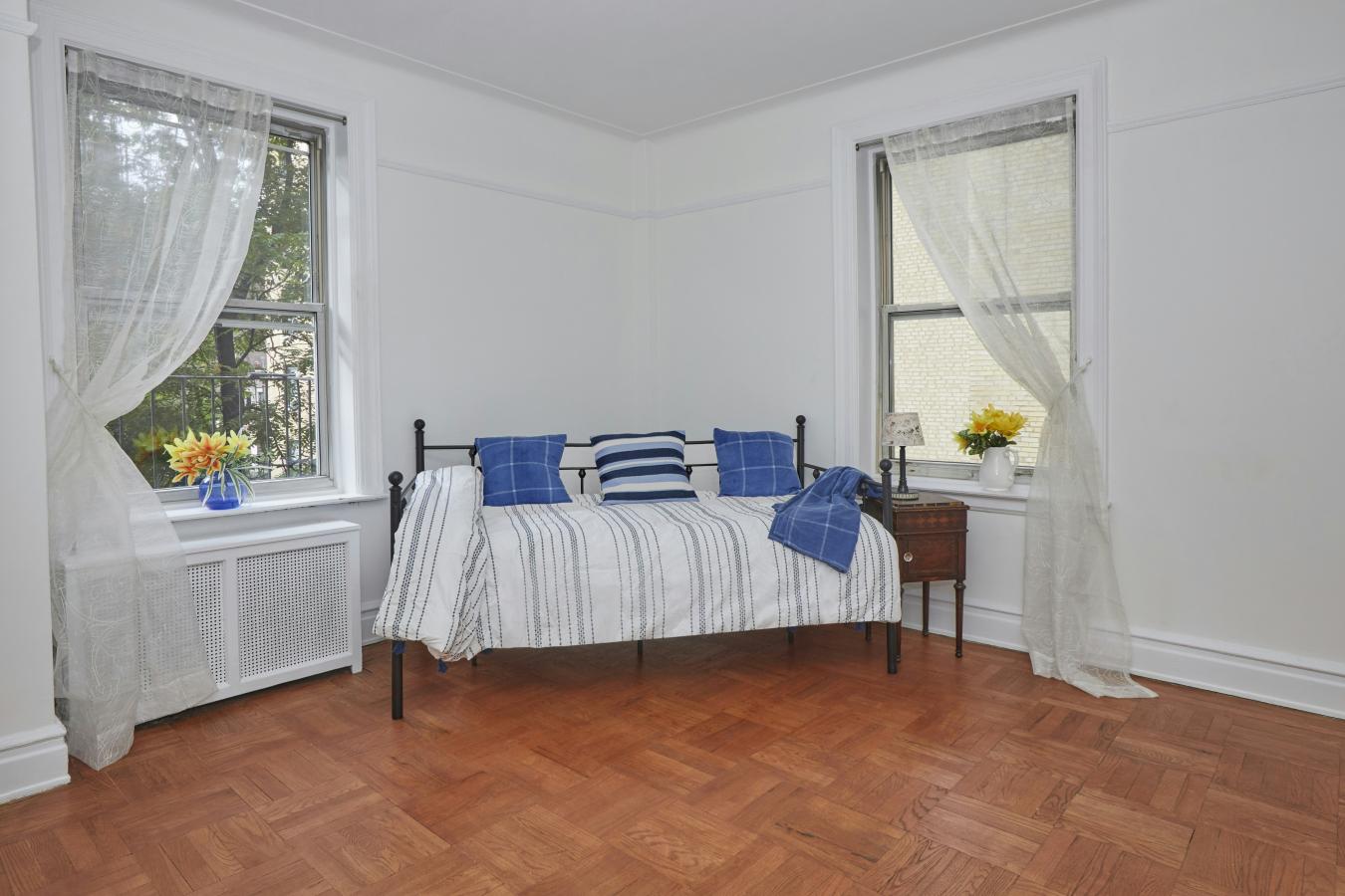 New York, New York, 10024, United States, 2 Bedrooms Bedrooms, ,2 BathroomsBathrooms,Residential,For Sale,2012408