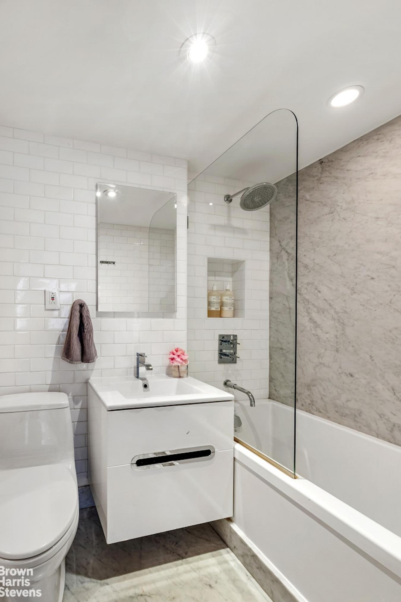 New York, New York, 10021, United States, 3 Bedrooms Bedrooms, ,3 BathroomsBathrooms,Residential,For Sale,2012779