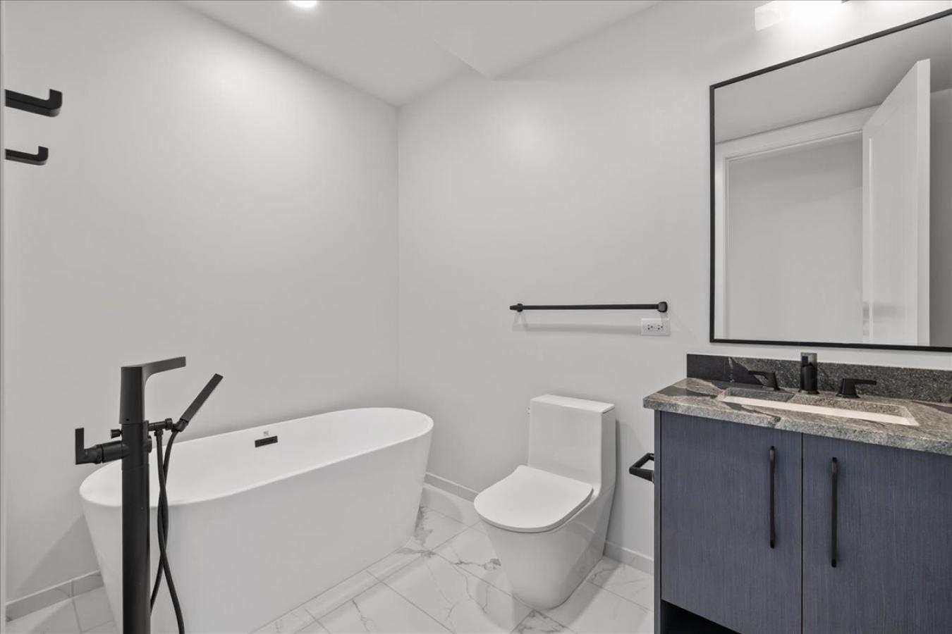 Durham, Durham, 27701, United States, 2 Bedrooms Bedrooms, ,2 BathroomsBathrooms,Residential,For Sale,2013597