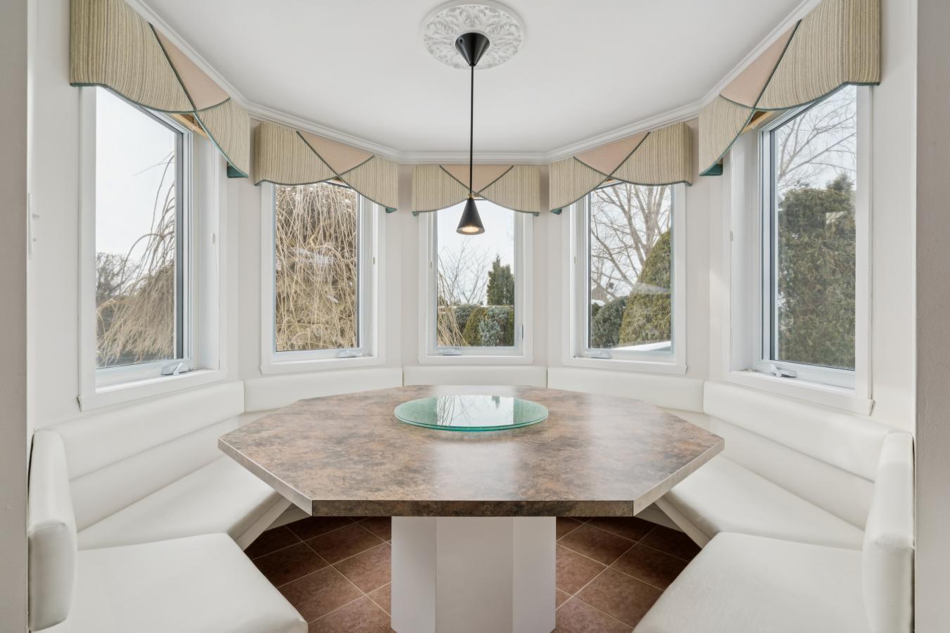 Mont-Saint-Hilaire, QC, J3H 5X7, Canada, 3 Bedrooms Bedrooms, ,2 BathroomsBathrooms,Residential,For Sale,2013846