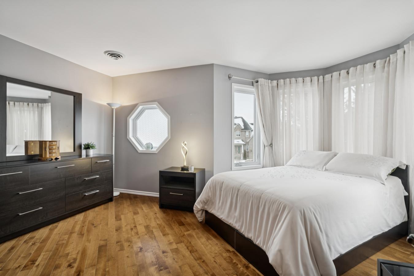 Mont-Saint-Hilaire, QC, J3H 5X7, Canada, 3 Bedrooms Bedrooms, ,2 BathroomsBathrooms,Residential,For Sale,2013846