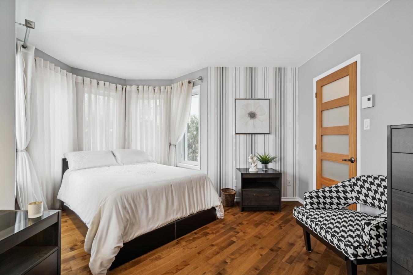 Mont-Saint-Hilaire, QC, J3H 5X7, Canada, 3 Bedrooms Bedrooms, ,2 BathroomsBathrooms,Residential,For Sale,2013846