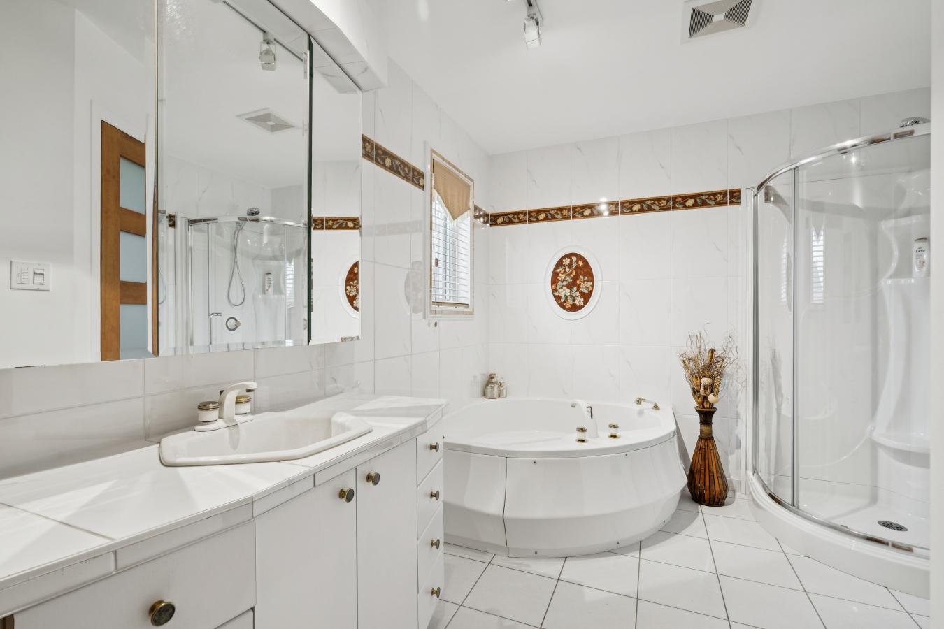 Mont-Saint-Hilaire, QC, J3H 5X7, Canada, 3 Bedrooms Bedrooms, ,2 BathroomsBathrooms,Residential,For Sale,2013846