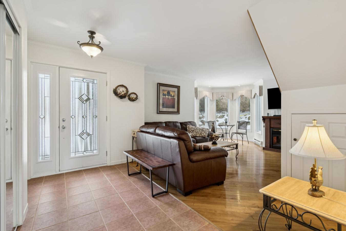 Mont-Saint-Hilaire, QC, J3H 5X7, Canada, 3 Bedrooms Bedrooms, ,2 BathroomsBathrooms,Residential,For Sale,2013846