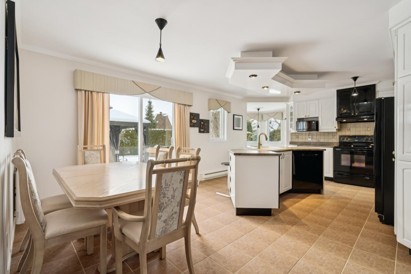 Mont-Saint-Hilaire, QC, J3H 5X7, Canada, 3 Bedrooms Bedrooms, ,2 BathroomsBathrooms,Residential,For Sale,2013846