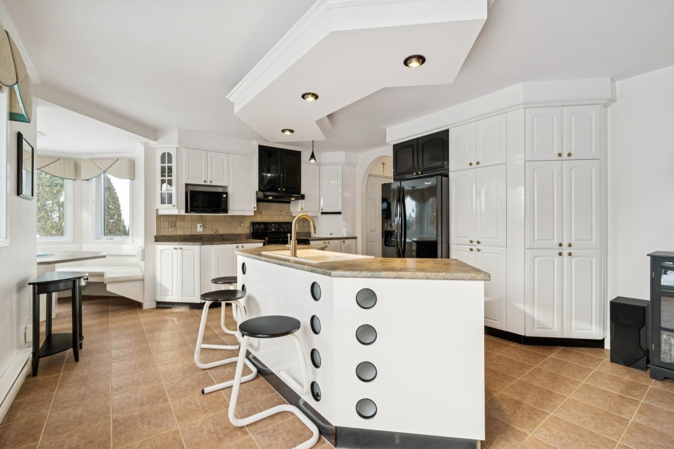 Mont-Saint-Hilaire, QC, J3H 5X7, Canada, 3 Bedrooms Bedrooms, ,2 BathroomsBathrooms,Residential,For Sale,2013846