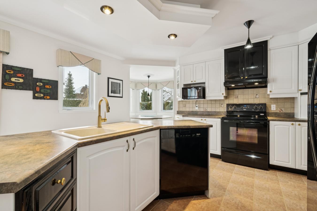 Mont-Saint-Hilaire, QC, J3H 5X7, Canada, 3 Bedrooms Bedrooms, ,2 BathroomsBathrooms,Residential,For Sale,2013846