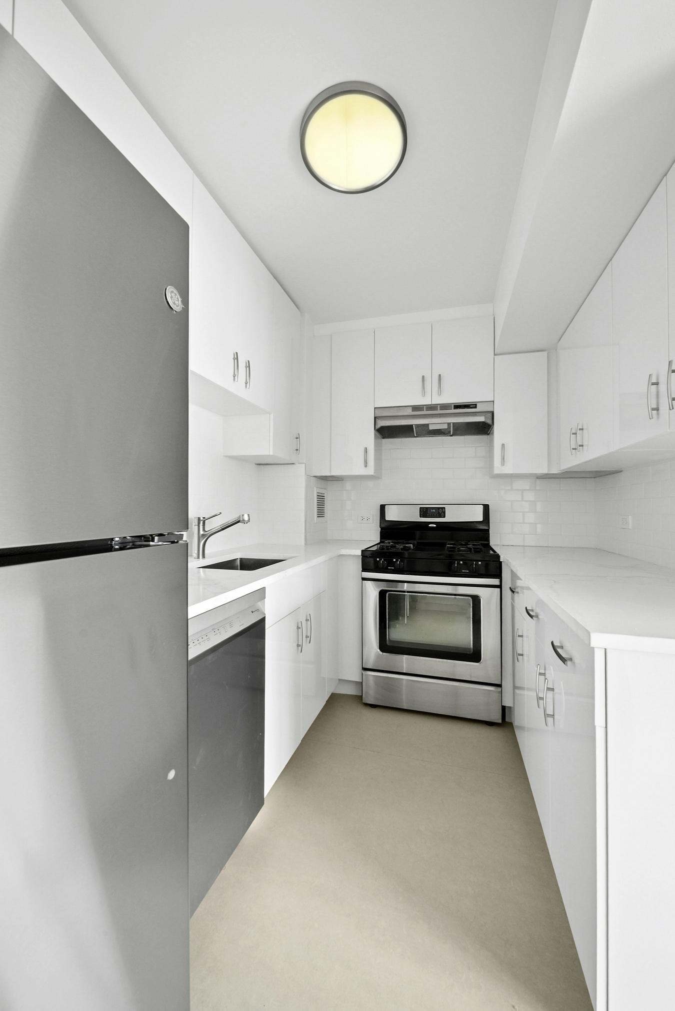 New York, New York, 10024, United States, 2 Bedrooms Bedrooms, ,2 BathroomsBathrooms,Residential,For Sale,2014543