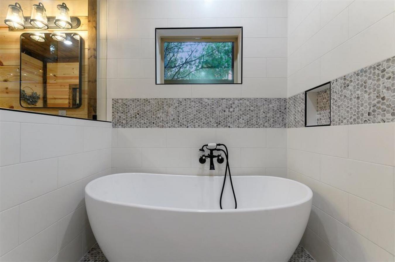 Broken Bow, McCurtain, 74728, United States, 3 Bedrooms Bedrooms, ,4 BathroomsBathrooms,Residential,For Sale,2014537