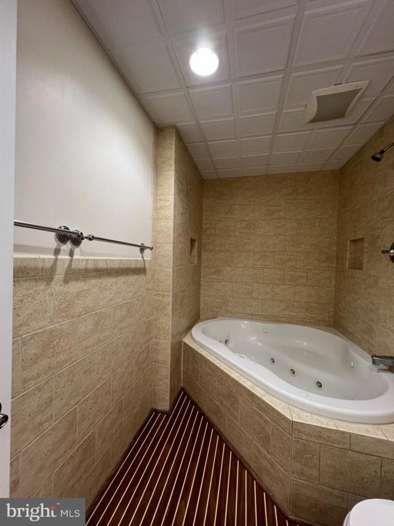Dont miss this opportunity! This ground floor, 1 bedroom, 1 bath condo – image 17