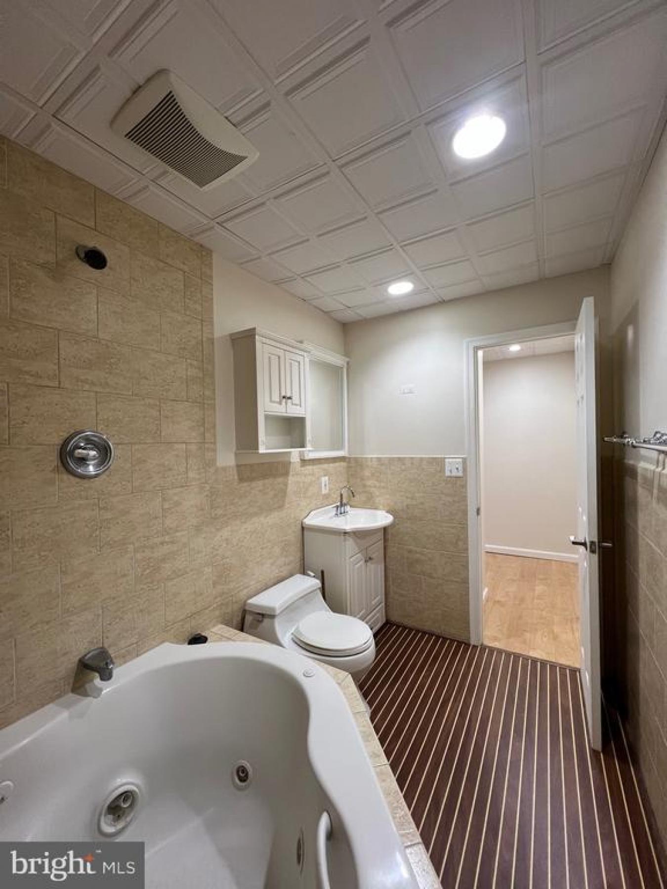Dont miss this opportunity! This ground floor, 1 bedroom, 1 bath condo – image 19