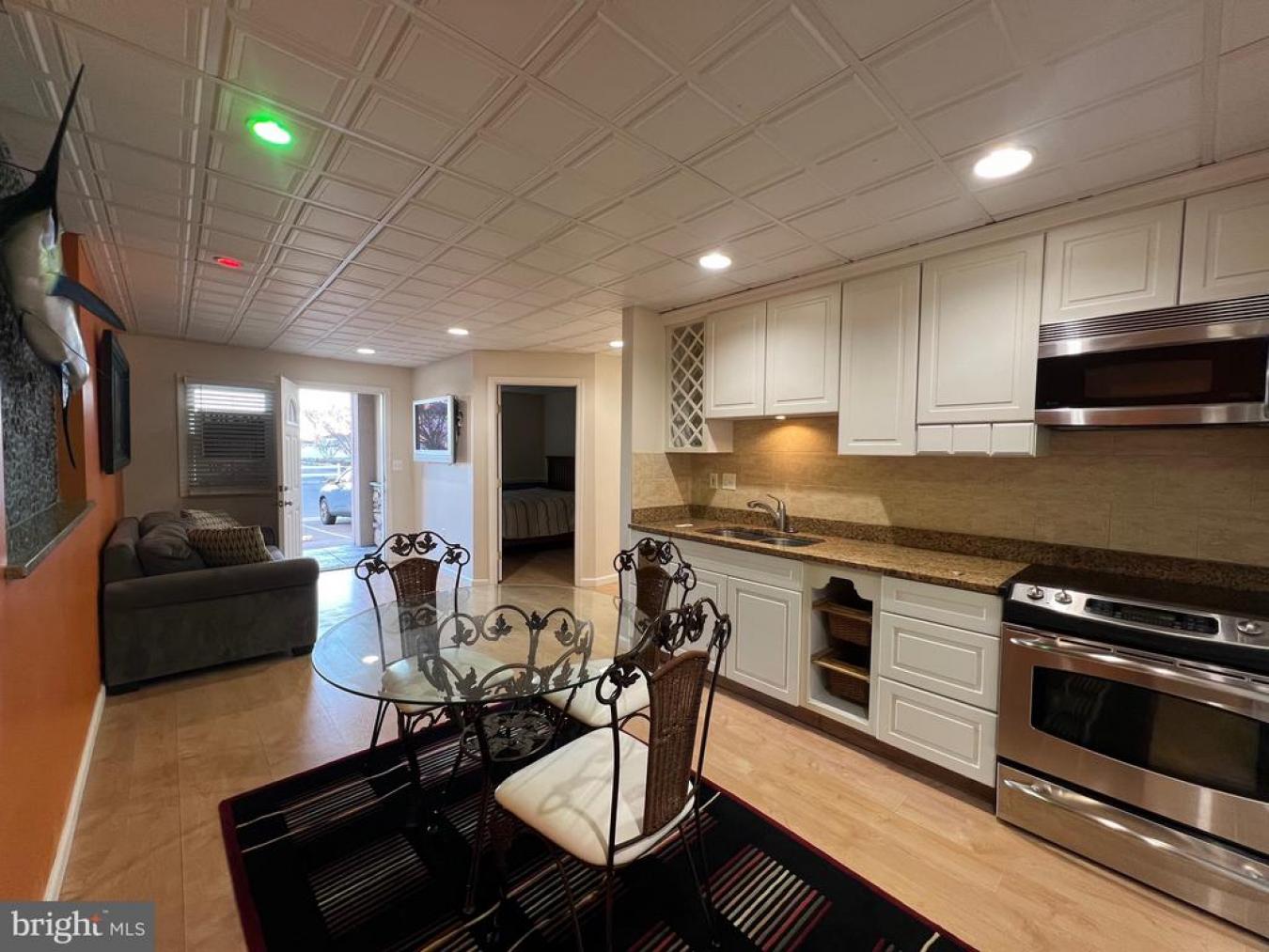 Dont miss this opportunity! This ground floor, 1 bedroom, 1 bath condo – image 8