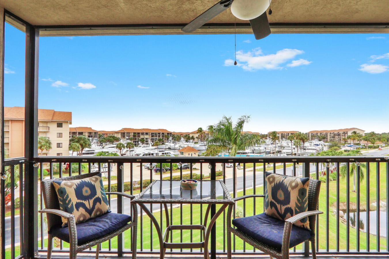 This two-bedroom, two-bath condominium offers a relaxed waterfront lif – image 1