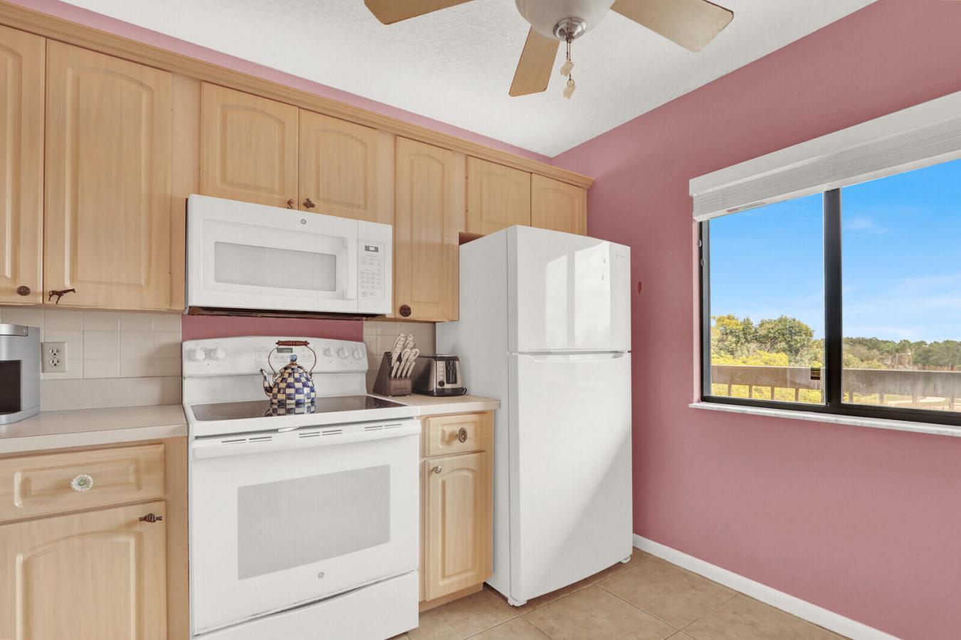 This two-bedroom, two-bath condominium offers a relaxed waterfront lif – image 20