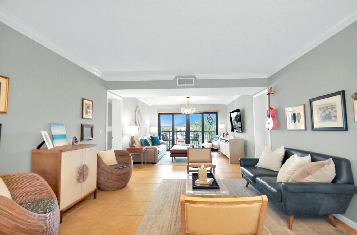 This two-bedroom, two-bath condominium offers a relaxed waterfront lif – image 5