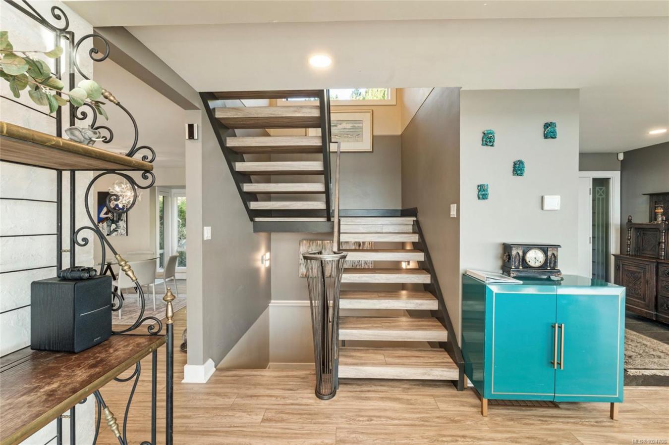 Saanich, Capital Regional District, V8N 3Y7, Canada, 8 Bedrooms Bedrooms, ,7 BathroomsBathrooms,Residential,For Sale,2015386