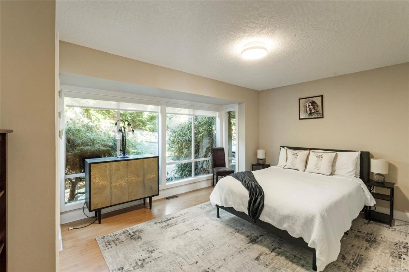 Saanich, Capital Regional District, V8N 3Y7, Canada, 8 Bedrooms Bedrooms, ,7 BathroomsBathrooms,Residential,For Sale,2015386