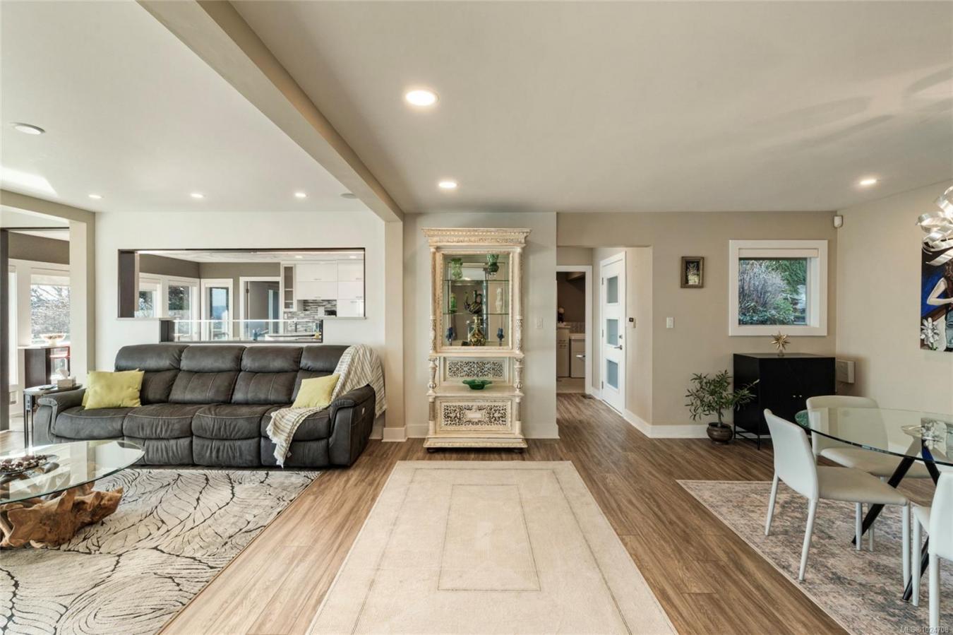 Saanich, Capital Regional District, V8N 3Y7, Canada, 8 Bedrooms Bedrooms, ,7 BathroomsBathrooms,Residential,For Sale,2015386