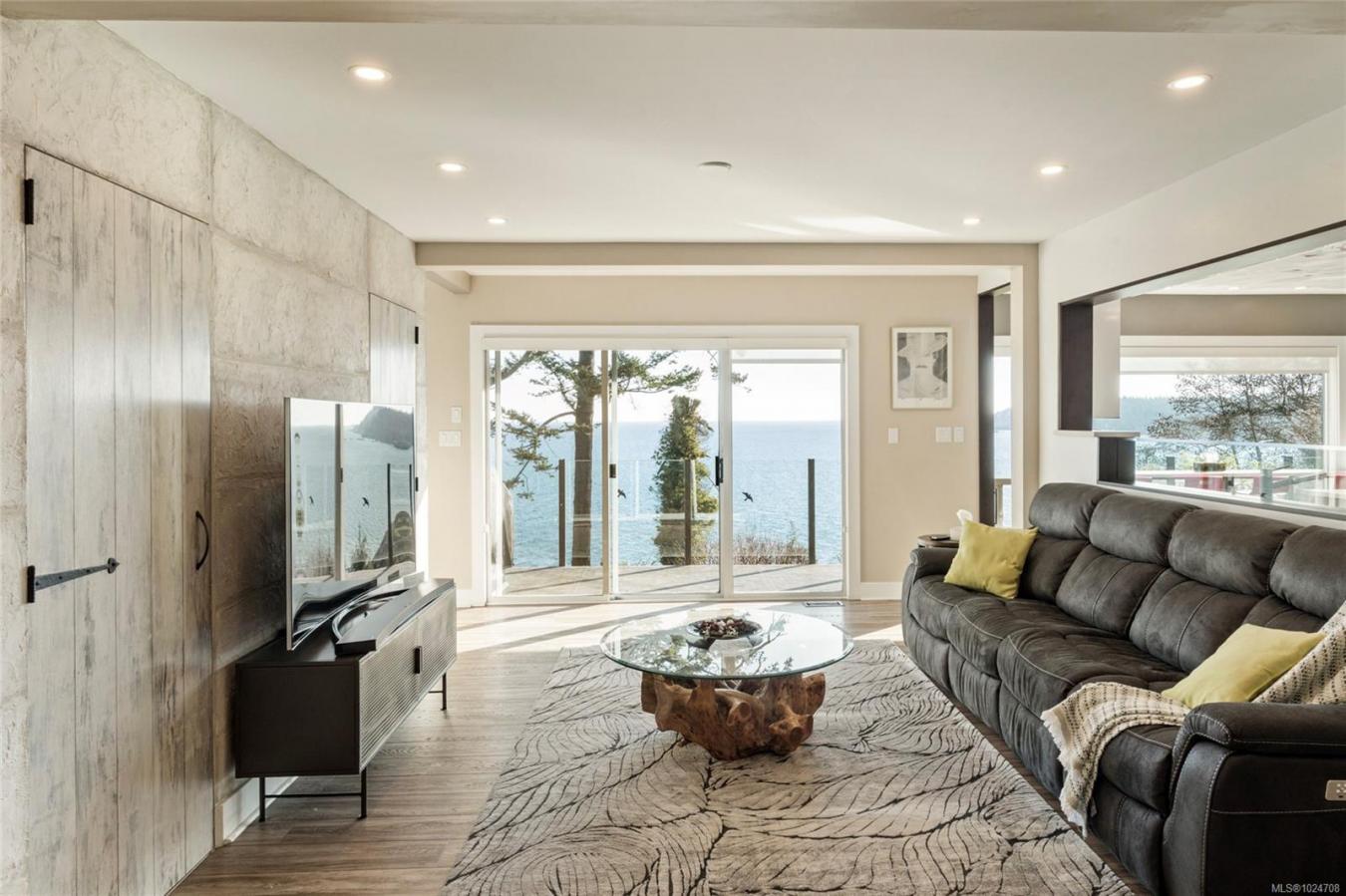 Saanich, Capital Regional District, V8N 3Y7, Canada, 8 Bedrooms Bedrooms, ,7 BathroomsBathrooms,Residential,For Sale,2015386