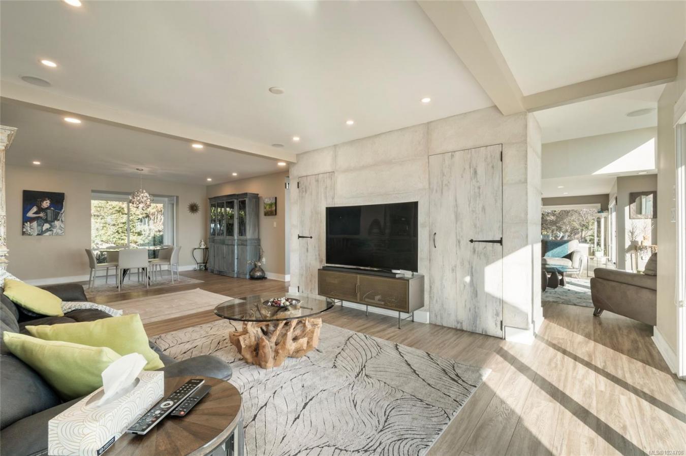 Saanich, Capital Regional District, V8N 3Y7, Canada, 8 Bedrooms Bedrooms, ,7 BathroomsBathrooms,Residential,For Sale,2015386