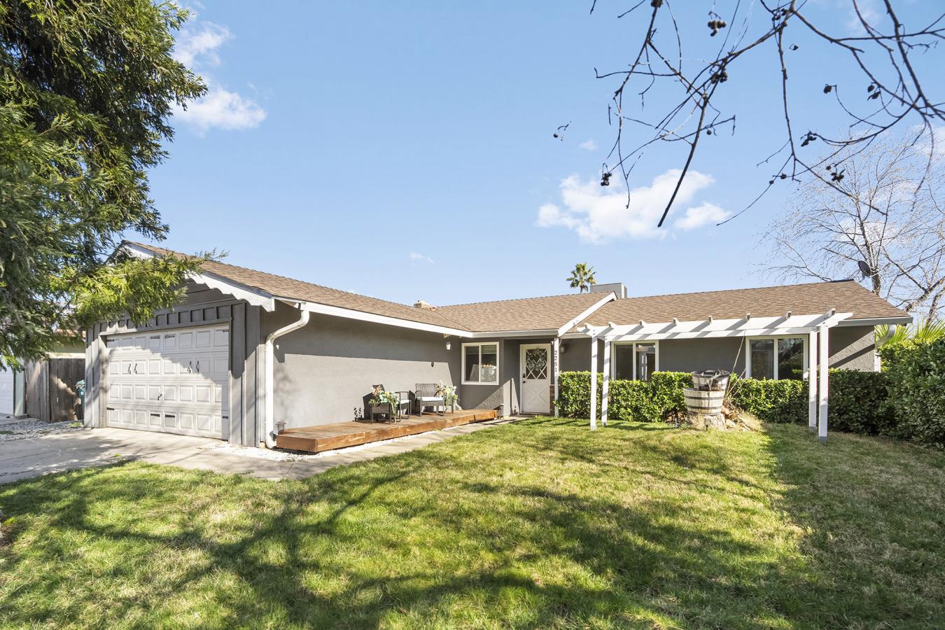 Modern Comfort Meets Unbeatable Convenience! Welcome to this beautiful – image 1