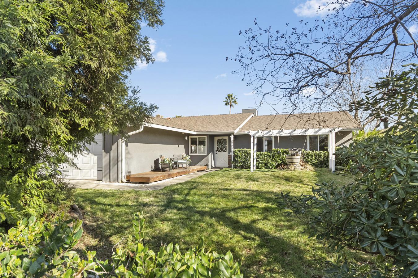 Modern Comfort Meets Unbeatable Convenience! Welcome to this beautiful – image 3