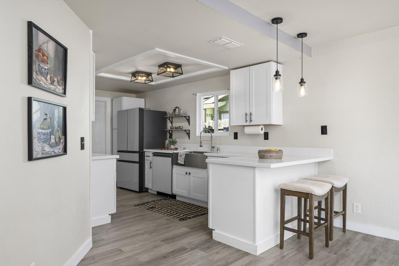 Modern Comfort Meets Unbeatable Convenience! Welcome to this beautiful – image 13