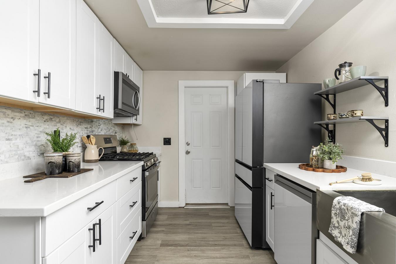 Modern Comfort Meets Unbeatable Convenience! Welcome to this beautiful – image 15
