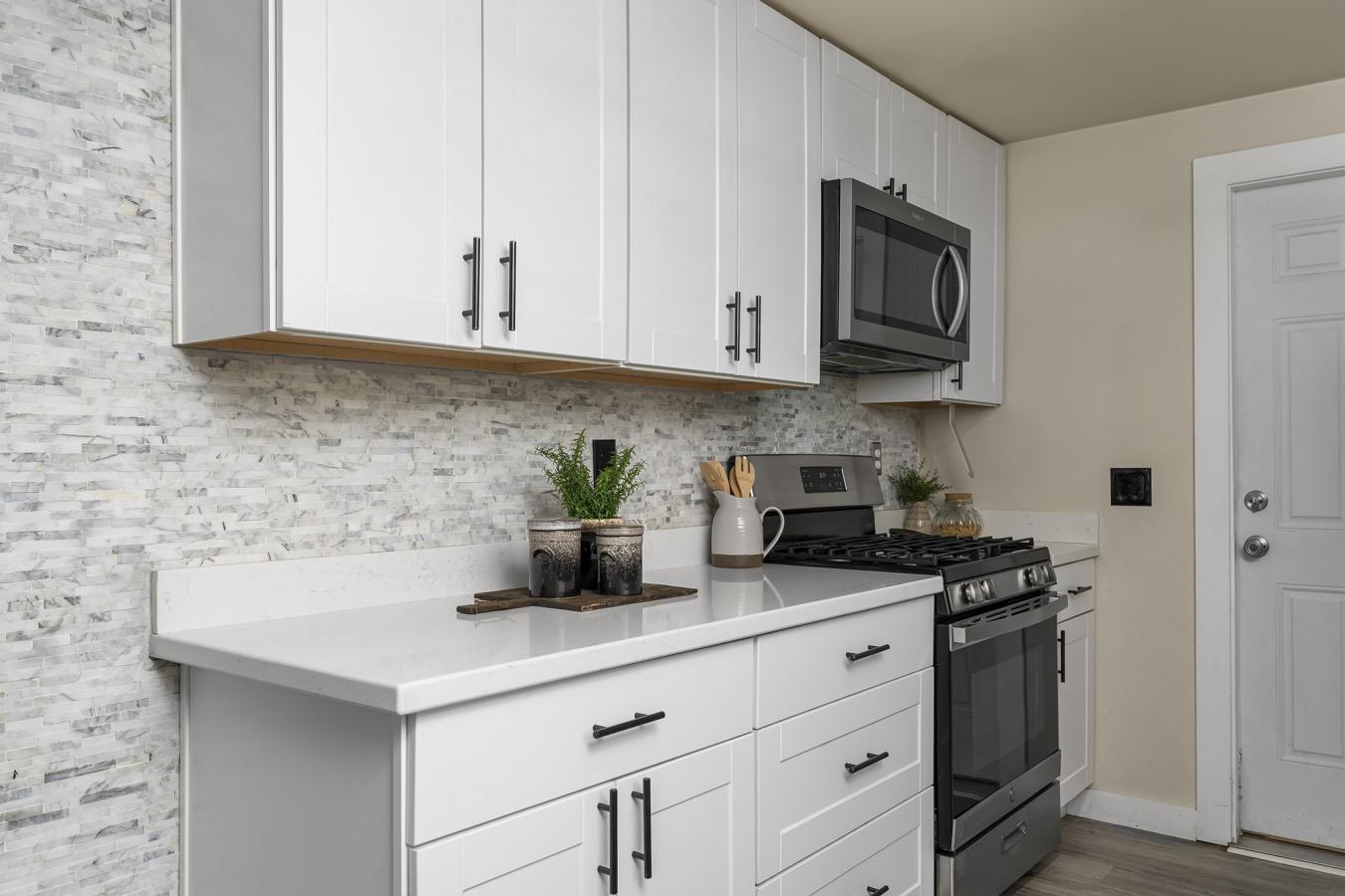 Modern Comfort Meets Unbeatable Convenience! Welcome to this beautiful – image 16